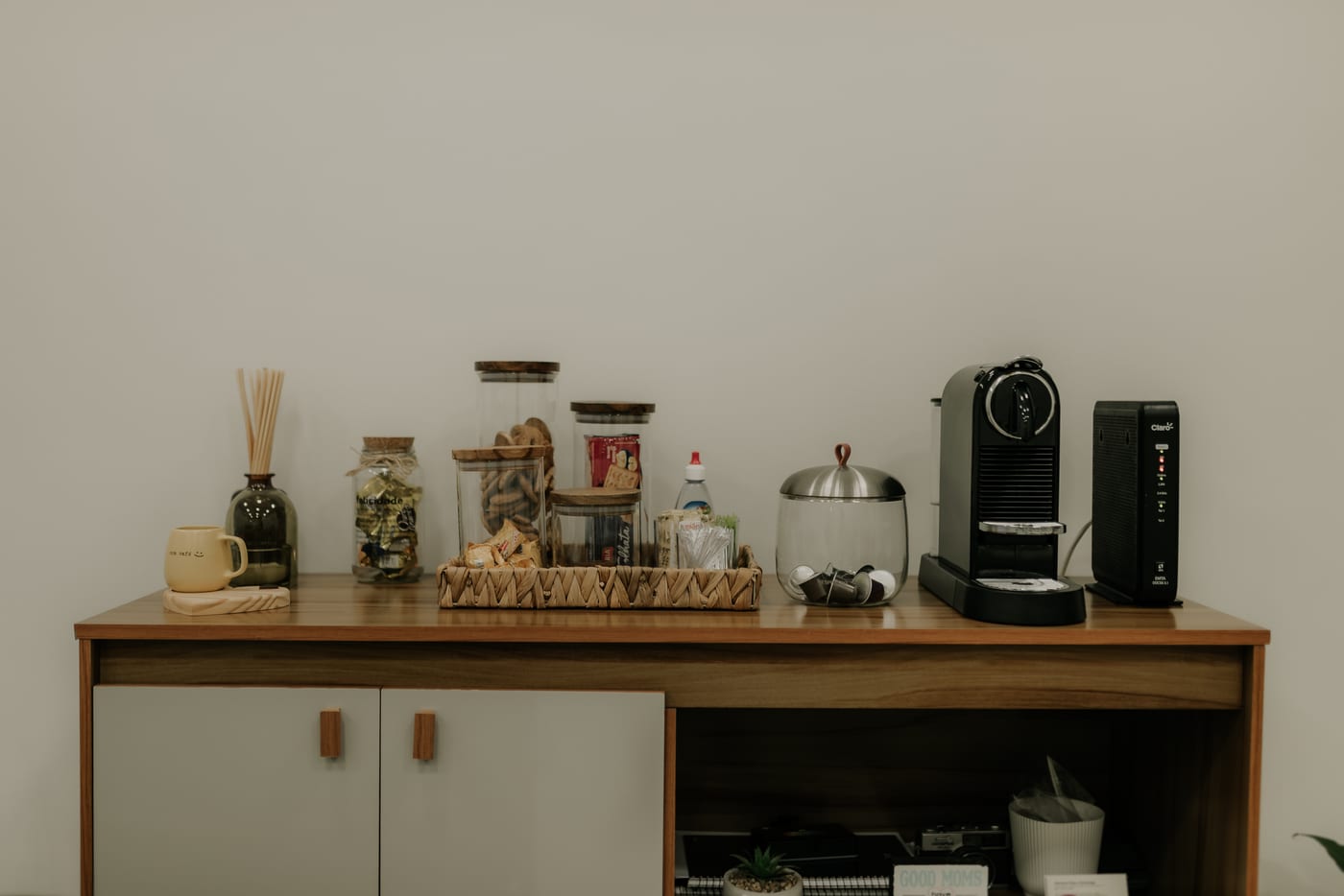 Cantinho do café na sala de espera do consultório