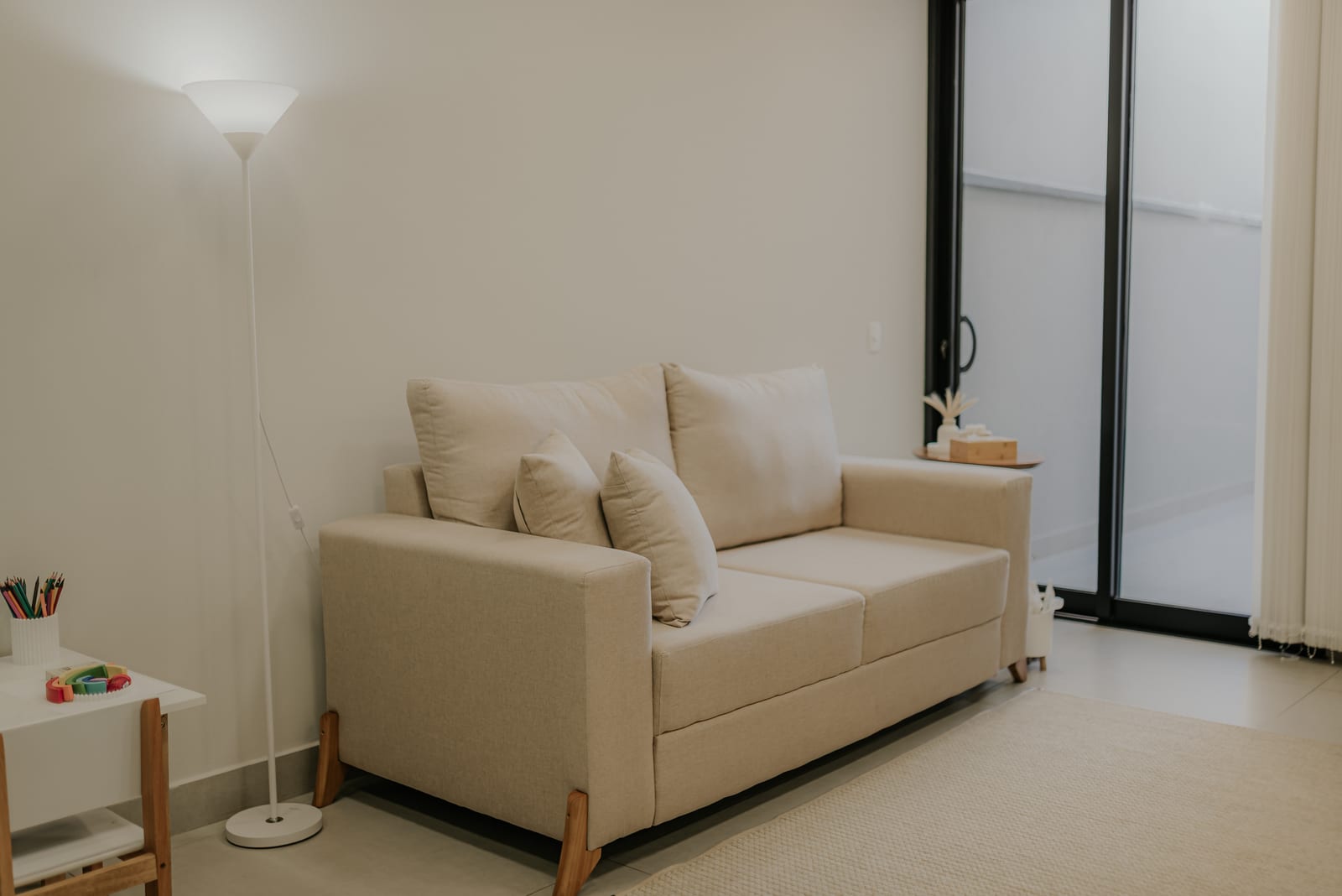 Sala de atendimento para adultos, com sofá claro e iluminação suave